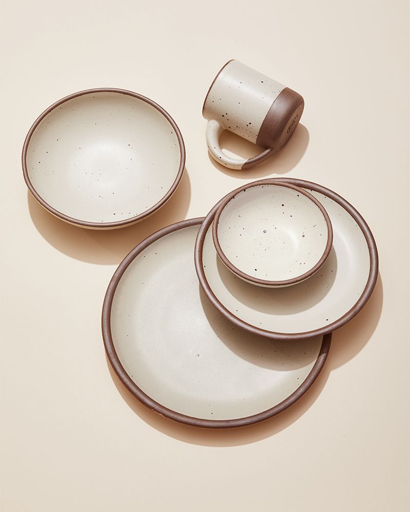 Plates and mugs in panna cotta glaze